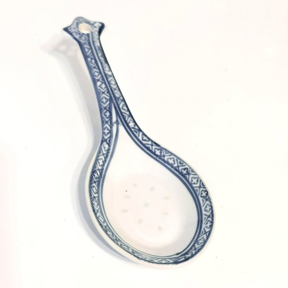 Vintage Zhongguo Chinese Blue and White Decorative Porcelain Soup Spoon - Picture 1 of 6
